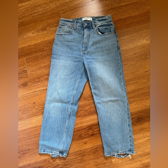 Abercrombie Ankle Straight Ultra High Rise in 26 short (2/xs) in mid-wash blue - Picture 1 of 4